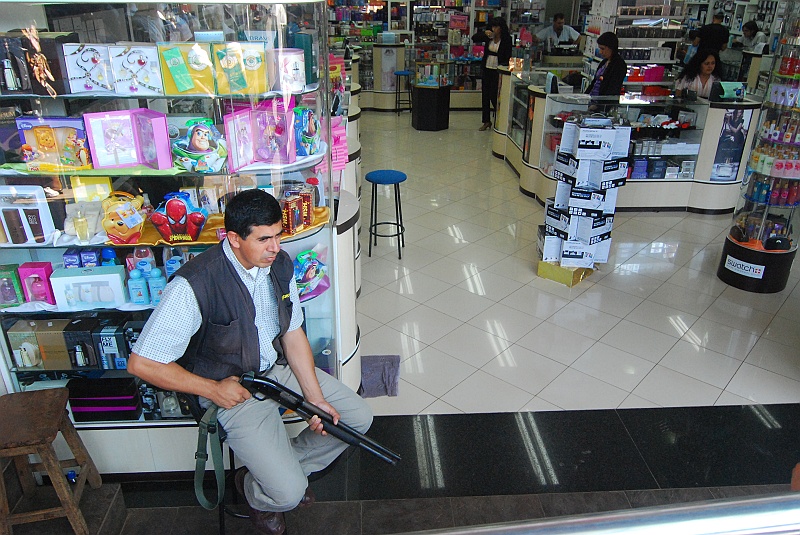 Laura i Astronom_super-15.JPG - Przy lepsiejszych sklepach strażnicy z 'pompkami'. W takich momentach uśmiech potrafił nam na chwilę przygasnąć. (Zdjęcie: Laura i Astronom)